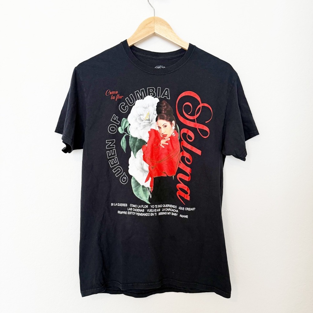 Selena Queen Of Cumbia Graphic Tee Size Medium